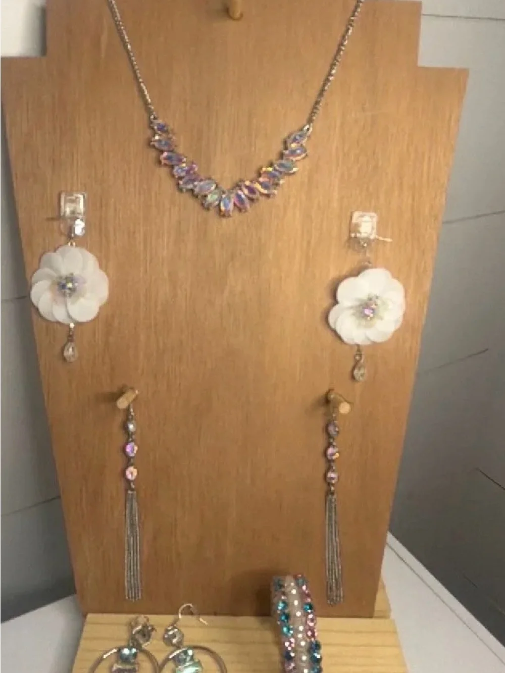 paparazzi Iridescent Crystal V-Shape Necklace with White Floral Earrings